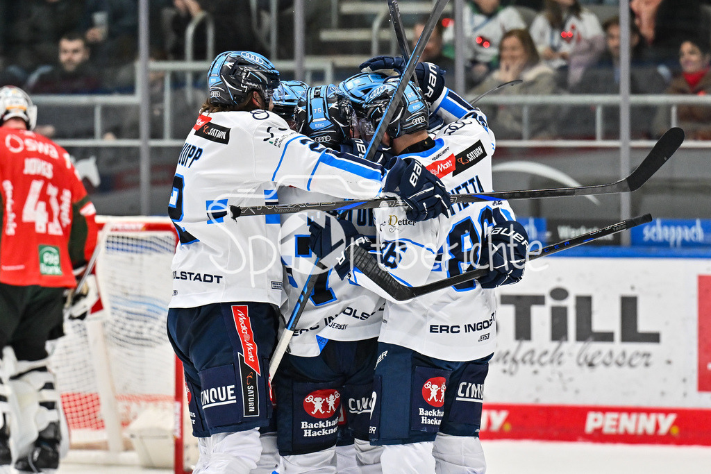 Augsburger Panther - ERC Ingolstadt | AUGSBURG, GERMANY - 12. DECEMBER: Jubel der Schanzer nach dem Ausgleich zum 3-4 druch Johannes KRAUSS (ERC Ingolstadt 16) / Tor / Torschuetze / Freude / Happy / während dem Match zwischen den Augsburger Panthern und dem ERC Ingolstadt am 27. Spieltag der Penny DEL im Curt Frenzel Stadion