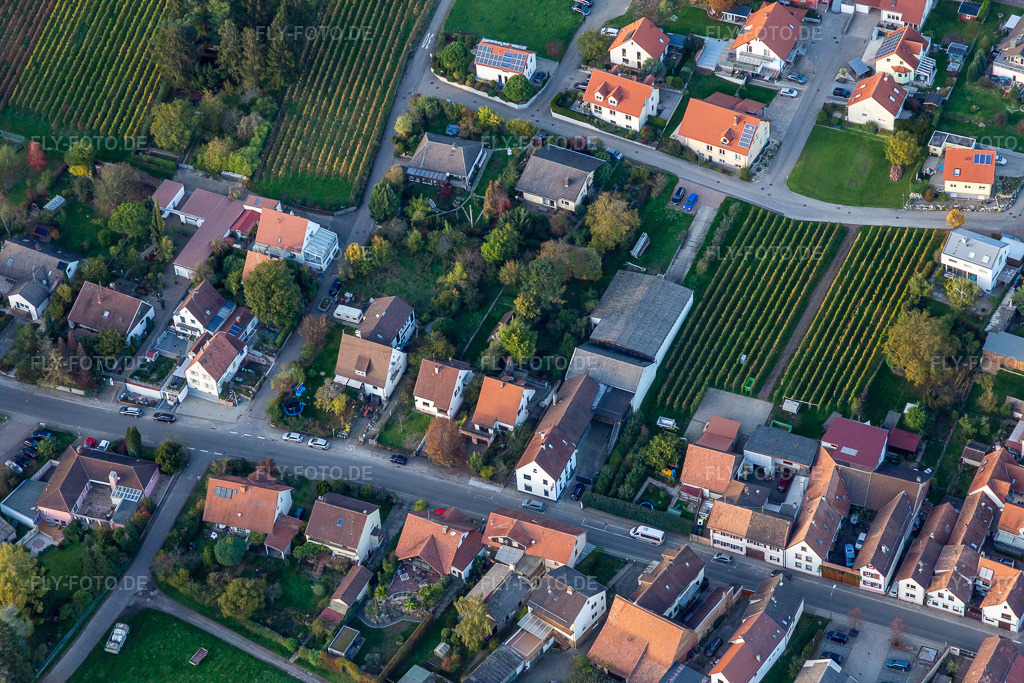 Luftbild: Hauptstr in Göcklingen im Bundesland Rheinland-Pfalz in Deutschland. Foto: IMG_135131.jpg vom 22.10.2022 durch Werner Riehm/FLY-FOTO.de