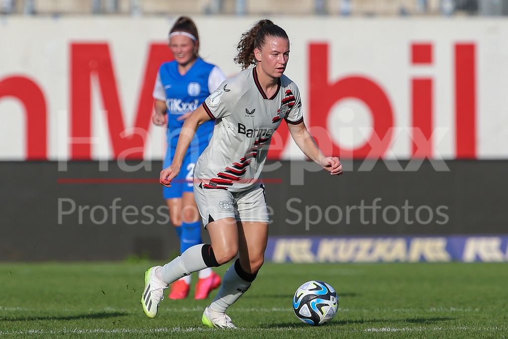 Fussball, DFB-Pokal Frauen, SV Meppen - Bayer 04 Leverkusen | v.li.: Synne Skinnes Hansen (Bayer 04 Leverkusen, 10) am Ball, Einzelbild, Ganzkörper, Aktion, Action, Spielszene, DIE DFB-RICHTLINIEN UNTERSAGEN JEGLICHE NUTZUNG VON FOTOS ALS SEQUENZBILDER UND/ODER VIDEOÄHNLICHE FOTOSTRECKEN. DFB REGULATIONS PROHIBIT ANY USE OF PHOTOGRAPHS AS IMAGE SEQUENCES AND/OR QUASI-VIDEO.