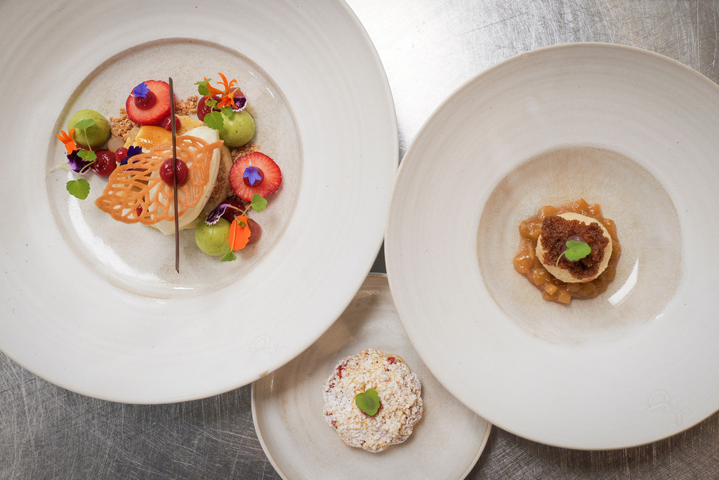 Philippins | Rutesheim - Gastro der Koch Tim Striegel mit den von ihm zubereiteten Speisen in dem kürzlich renovierten Café und der Konditorei Philippins. Im Bild: Grosse Teller: Mandel financier mit basilikum creme, rhabaraba sorbet erdbeere - Mittlere Teller rhabarba ragout mit topfenknödel und vanille Soße - Kleine Teller Erdbeere Tartlette mit Vanille-creme, und weissenschokoladen Streusel - Realisiert mit Pictrs.com