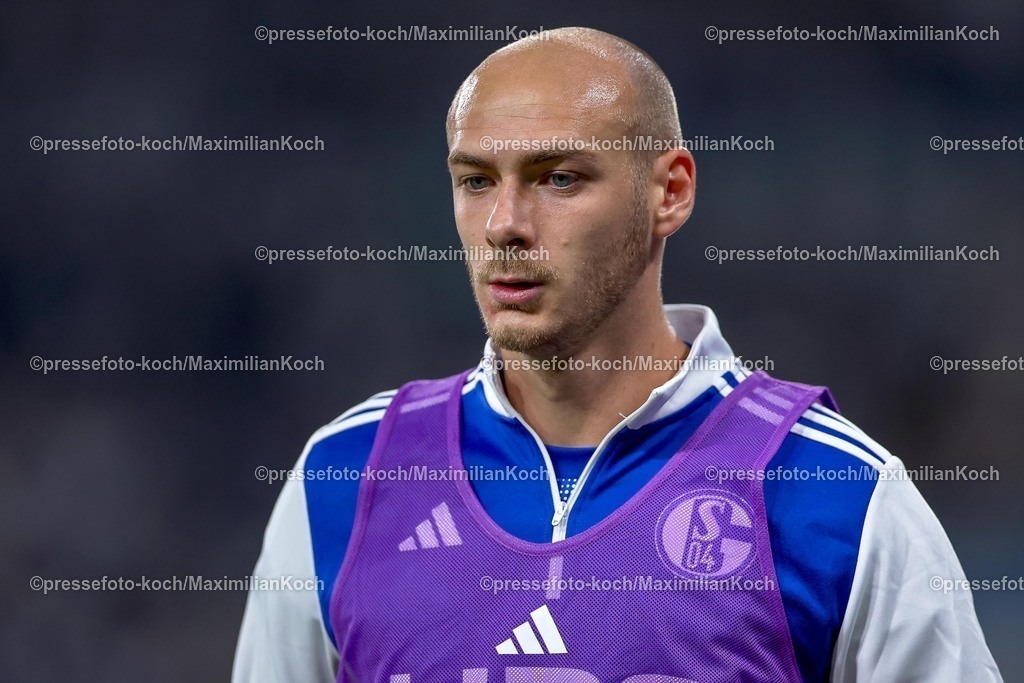 S0401082501131 | 01.08.2025, Fußball, FC Schalke 04 - Hertha BSC, 1.Spieltag, 2. Fußball Bundesliga, Veltins-Arena Gelsenkirchen, Saison 2025 2026: Henning Matriciani (Schalke04 #41) DFB regulations prohibit any use of photographs as image sequences and or quasi-video.