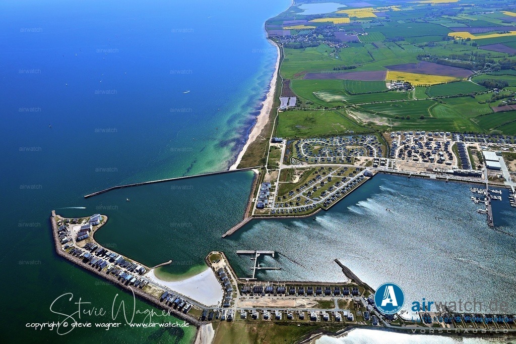 Luftbilder Ostseefjord Schlei, Maasholm, Port Olpenitz, Schleimünde | Ostsee Resort Olpenitz – Exklusive Ferienunterkünfte - Das Ostsee Resort Olpenitz bietet hochwertige Ferienwohnungen und Häuser direkt am Wasser, viele mit Blick auf die Schlei. Die Unterkünfte sind modern ausgestattet und ideal für Familien oder Paare, die Ruhe und Nähe zur Natur suchen. Das Resort setzt auf Nachhaltigkeit und hochwertige Architektur, was es von anderen Feriengebieten abhebt.