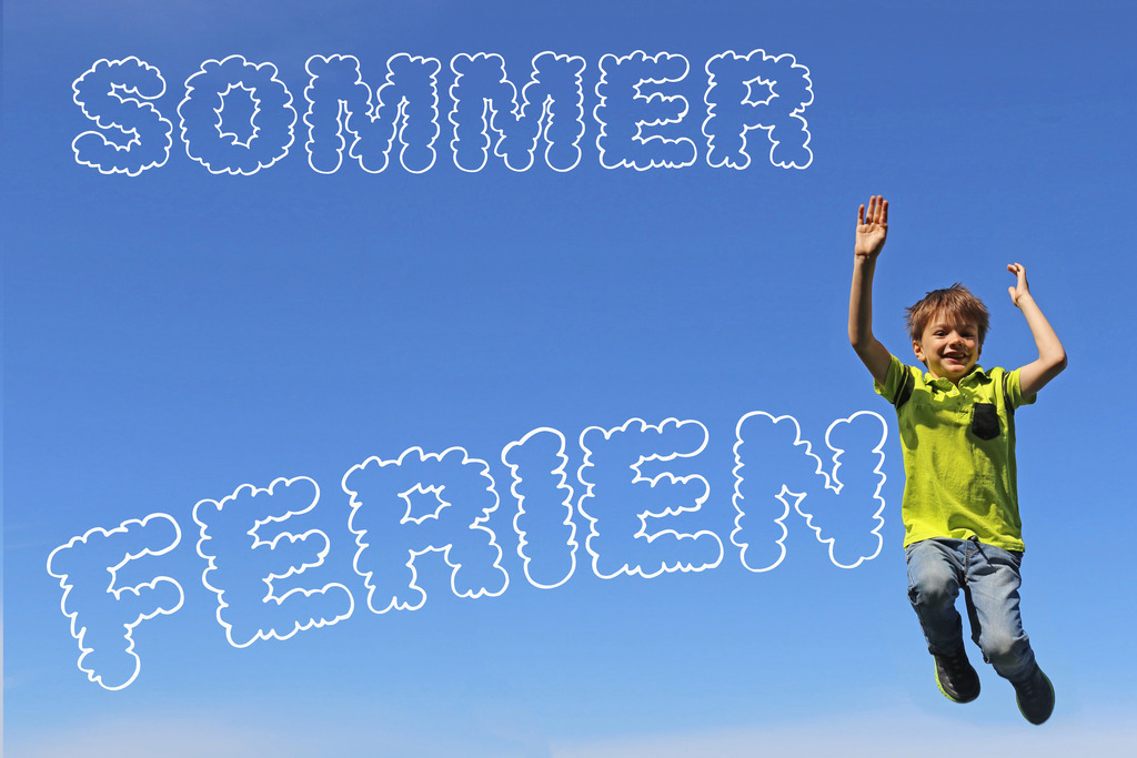 Symbolbild Sommerferien: Schriftzug vor blauem Himmel und ein Junge der vor Freude in die Luft springt | Symbolbild Sommerferien: Schriftzug vor blauem Himmel und ein Junge der vor Freude in die Luft springt - Realisiert mit Pictrs.com