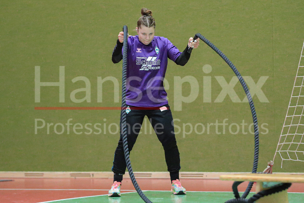 Handball, 2. Bundesliga Frauen, Training SV Werder Bremen | v.li.: Elaine Rode (SV Werder Bremen, 77) bei einer Übung, Trainingsübung