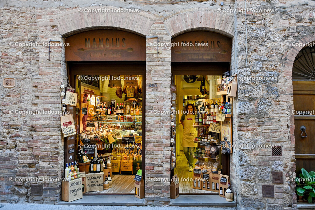 Italien_ Toskana_ San Gimignanao_ 26.05.2024-8 | 26.05.2024, Italien, ITA, Toskana, San Gimignano im Bild Stadtansichten Gebäude, Architektur, Touristen, Historisch, Ansichten der berühmten Stadt San Gimignano in der Toskana-Italien - View of the famous town San Gimignano in Tuscany-Italy


San Gimignano ist eine italienische Kleinstadt in der Toskana mit einem mittelalterlichen Stadtkern. San Gimignano wird auch die Stadt der Türme genannt. Die Stadt liegt in der Provinz Siena. Sie gehört neben Florenz, Siena und Pisa zu den von Touristen meist besuchten Zielen in der Toskana.