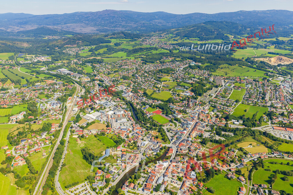 karte-zwiesel-luftbild-5303-jahr-2025 | Luftaufnahme von  Zwiesel - Die Luftaufnahme wurde 2025 vom UL-Flugzeug heraus erstellt ( keine Drohne ) - Hochauflösende Luftaufnahme - für professionelle Ausdrucke geeignet. Die Geschenkidee !Mit Lizenz und Bildrechte bestellbar