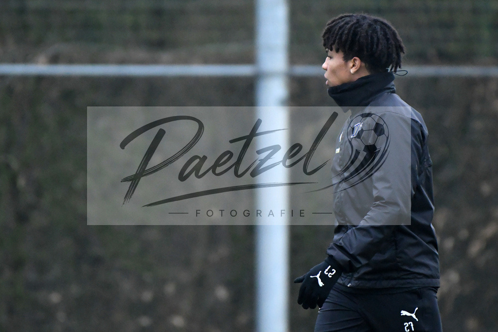 20200125_TRAOSN_0005 | Fußball, Herren: Felix Agu (VfL Osnabrück) schaut beim Training des VfL Osnabrück am 25.01.2020 im Sportpark Illoshöhe in Osnabrück, Deutschland.(Foto von Nico Paetzel) - Realisiert mit Pictrs.com