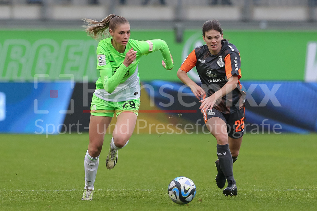 Fussball, Google Pixel Frauen-Bundesliga, VfL Wolfsburg - MSV Duisburg | v.li.: Jule Brand (VfL Wolfsburg, 29) und Kaitlyn Parcell (MSV Duisburg, 25) im Laufduell, Zweikampf, Duell, Dynamik, Aktion, Action, Spielszene, DIE DFB-RICHTLINIEN UNTERSAGEN JEGLICHE NUTZUNG VON FOTOS ALS SEQUENZBILDER UND/ODER VIDEOÄHNLICHE FOTOSTRECKEN. DFB REGULATIONS PROHIBIT ANY USE OF PHOTOGRAPHS AS IMAGE SEQUENCES AND/OR QUASI-VIDEO.
