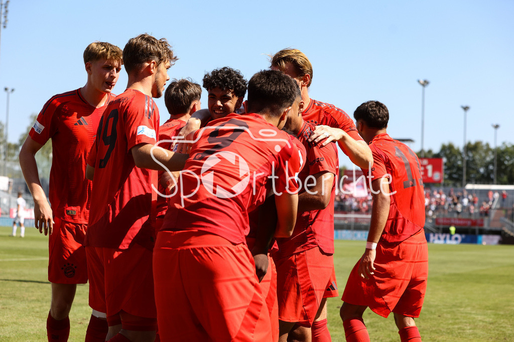 FC Würzburger Kickers - FC Bayern Amateure | jubel nach dem Treffer zum 0-1 durch Nestory IRANKUNDA (FC Bayern München II #7) / Tor / Freude / Happy / Torschuetze / Flick Flack / Salto / Regionalliga Bayern: FC Würzburger Kickers - FC Bayern München II, AKON Arena am 24.08.2024