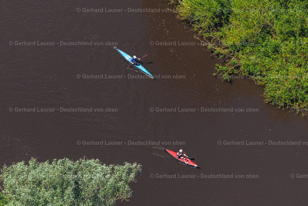 4028927 | BREMEN 01.06.2020 Paddelboote in Fahrt auf der Wasser- Oberfläche auf dem Kuhgraben an der Wümme in Bremen, Deutschland. // Sport Boat - Dinghy in motion on the water surface on Kuhgraben on Wuemme in Bremen, Germany. Foto: Gerhard Launer