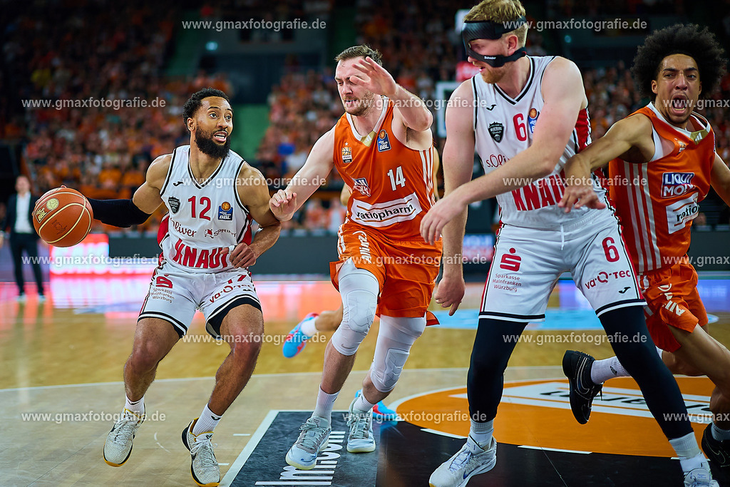 GER, ratiopharm ulm gegen FIT/ONE Würzburg Baskets, Basketball, 5. PlayOff, Halbfinale, EasyCredit Bundesliga, Spielzeit 2024/2025, 12.06.2025 | Davion Mintz (FIT/ONE Baskets Wuerzburg, #12), Philipp Herkenhoff (ratiopharm ulm, #14), Max Ugrai (FIT/ONE Baskets Wuerzburg, #06), Noa Enssengue (ratiopharm ulm, #12)GER, ratiopharm ulm gegen FIT/ONE Würzburg Baskets, Basketball, 5. PlayOff, Halbfinale, EasyCredit Bundesliga, Spielzeit 2024/2025, 12.06.2025Foto: Eibner-Pressefoto/Gerald Oelze-de Stoppany