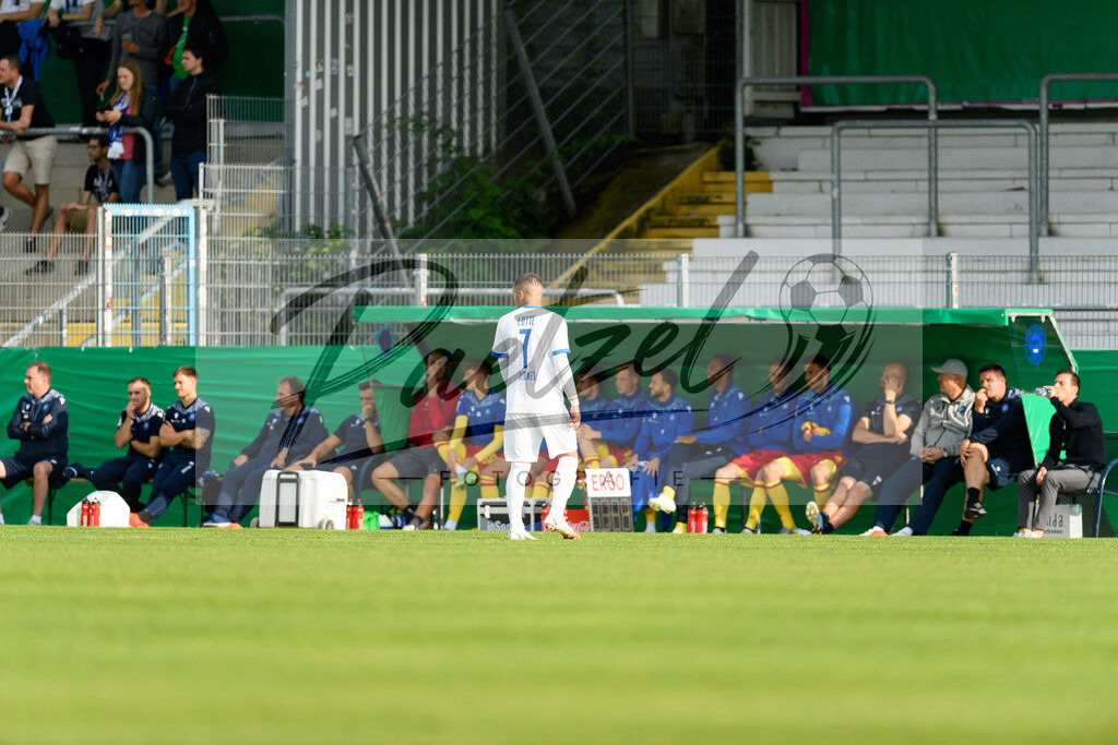 LOTKSC20210809_100 | Fussball, Herren:   beim Spiel der 1. Runde im DFB-Pokal zwischen SF Lotte und Karlsruher SC im Stadion am Lotter Kreuz am 09.08.2021 in Lotte, Deutschland.DFB / DFL REGULATIONS PROHIBIT ANY USE OF PHOTOGRAPHS AS IMAGE SEQUENCES AND/OR QUASI-VIDEO. - Realisiert mit Pictrs.com