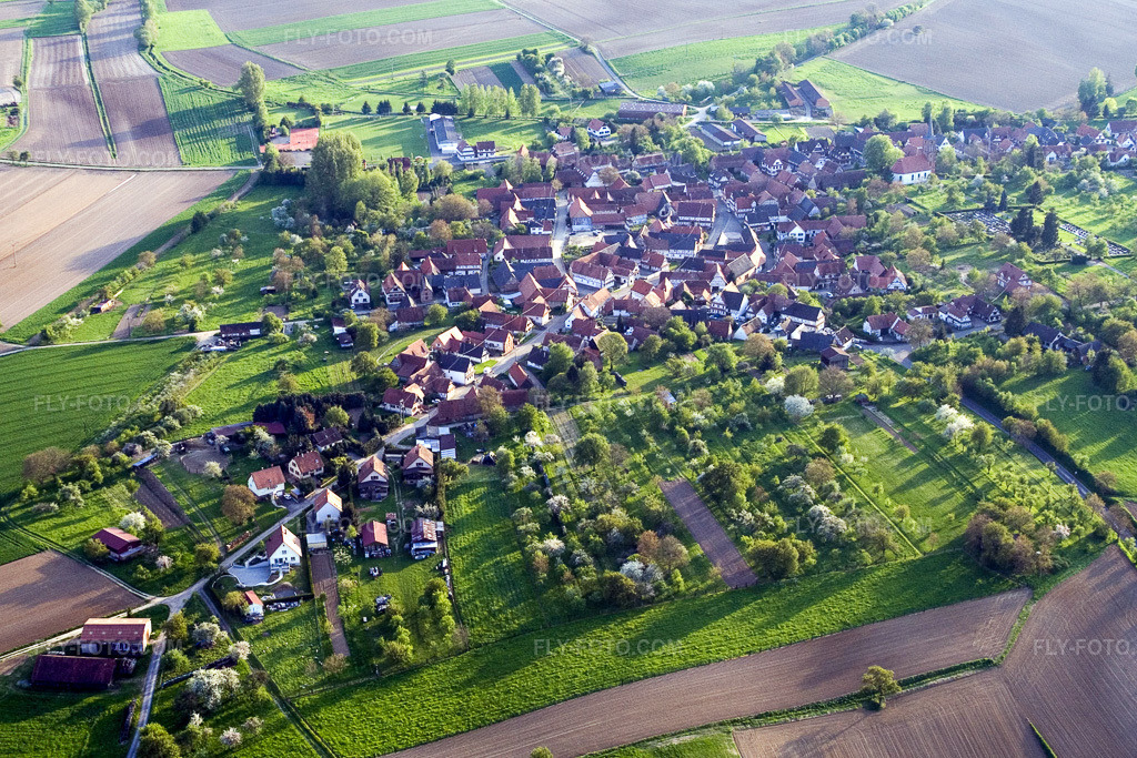 Aerial view: Agricultural fields and arable land in Hunspach in the state Bas-Rhin, France. – Photo: IMG_10625.jpg taken on 05/04/2008 by Werner Riehm/FLY-FOTO.com – Resolution of the original: 3183 x 2123 px