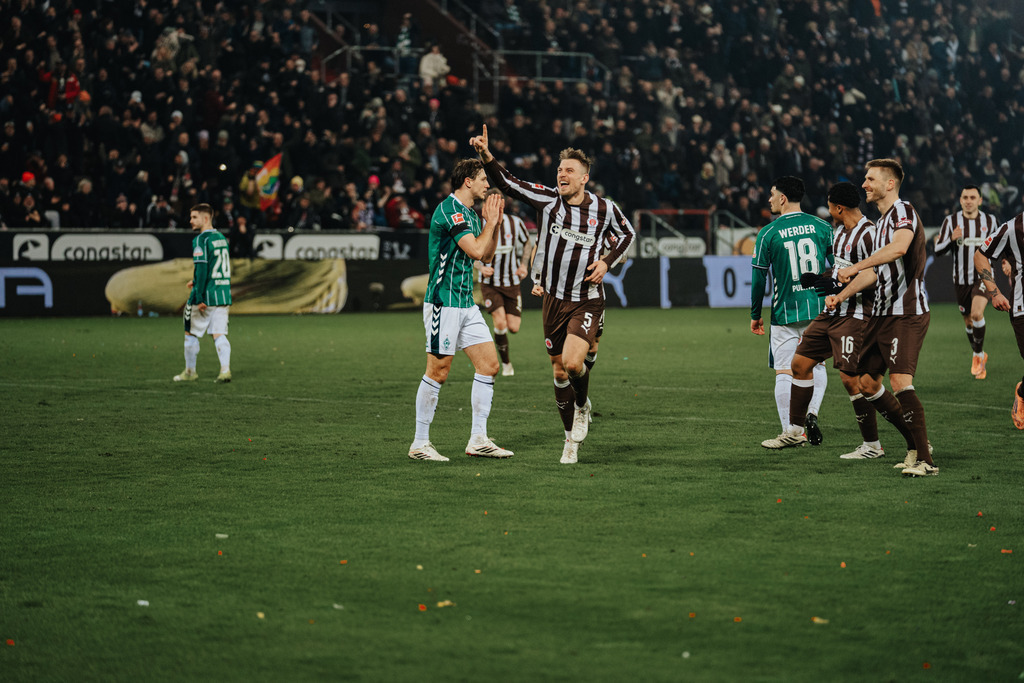 FCS07784 | Der offizielle Shop für FC St. Pauli Fotos. Wähle aus Spielszenen & Fanmomenten dein FCSP Wunschformat. Wir liefern Millerntor-Atmosphäre.