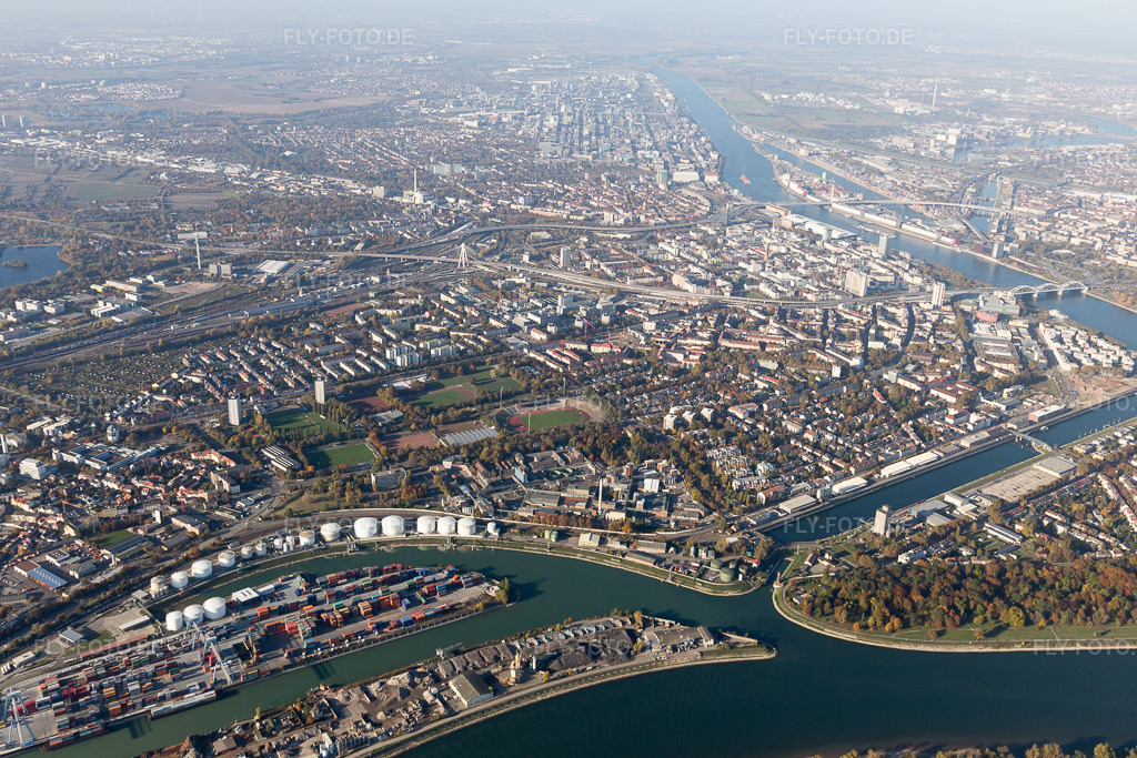 Luftbild: Kaiserwörthhafen im Ortsteil Mundenheim in Ludwigshafen im Bundesland Rheinland-Pfalz in Deutschland. Foto: IMG_095387.jpg vom 30.10.2016 durch Werner Riehm/FLY-FOTO.de
