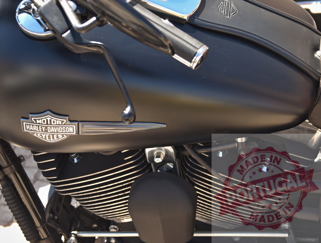 Harley-Davidson motorcycle engine and matte black fuel tank | Harley-Davidson motorcycle featuring its emblem, engine cylinders, and matte black fuel tank - Realisiert mit Pictrs.com