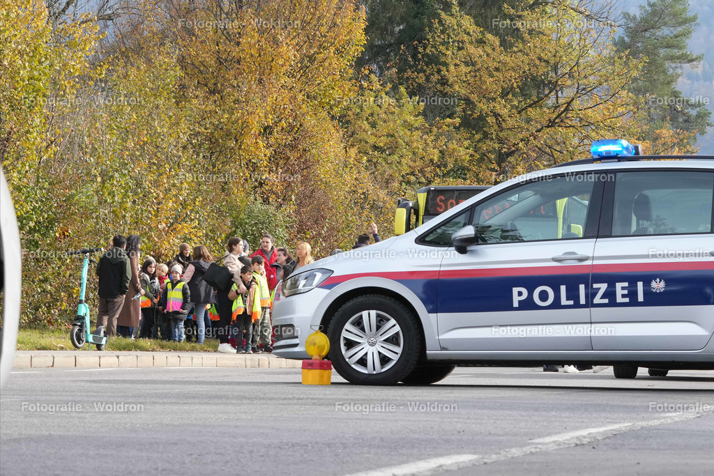 20221111 Amoklauf in Mittelschule Haselstauden | DORNBIRN, OESTERREICH - 11. NOVEMBER: Polizeieinsatz waehrend des Amoklaufs in der Mittelschule Haselstauden in Mittelschule Haselstauden on November 11, 2022 in Dornbirn, Austria.