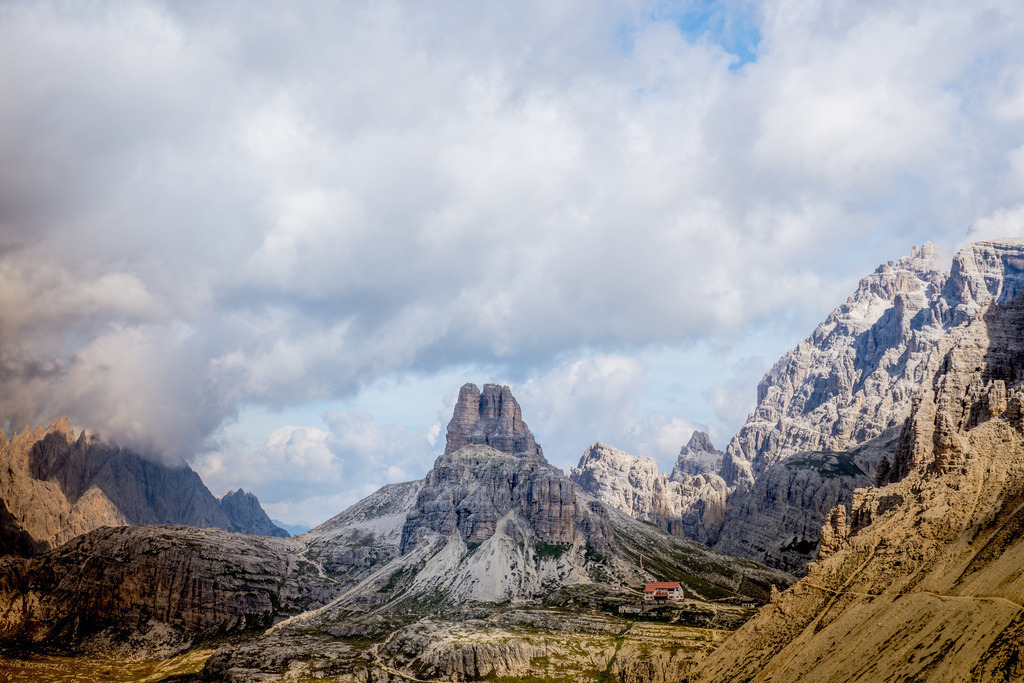 Blick auf die Dreizinnenhütte | Ausblick in den Dolomiten, auf die Dreizinnehütte - Realisiert mit Pictrs.com