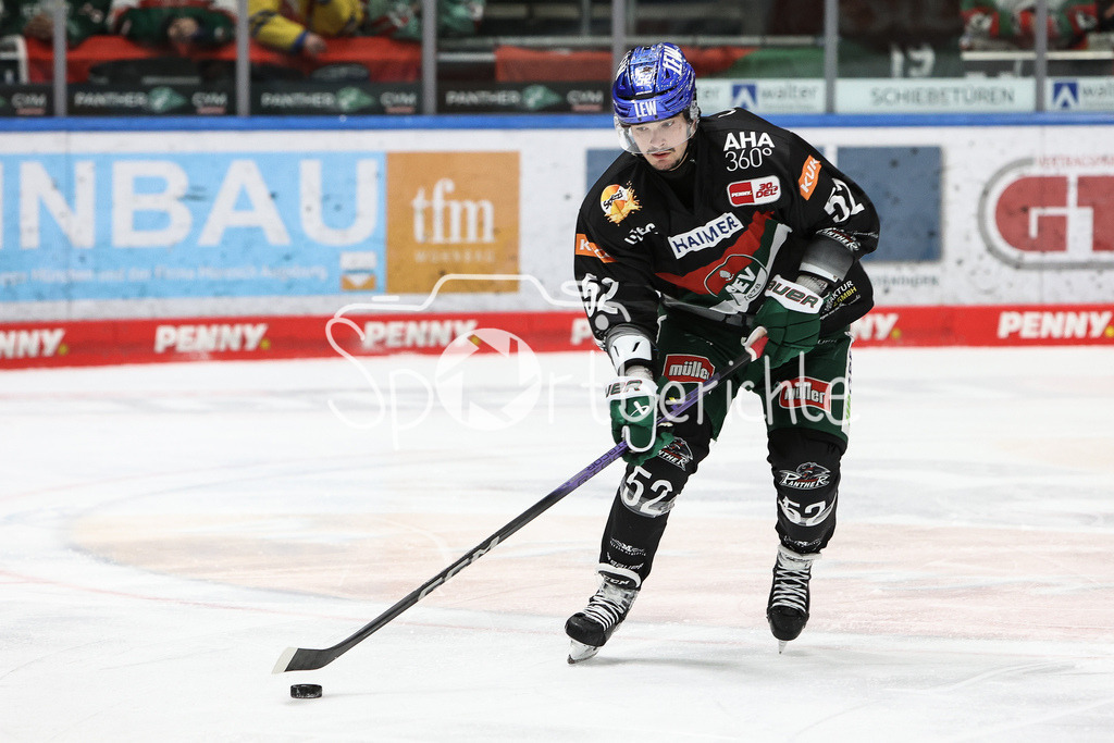Augsburger Panther - EHC RB München | am Puck Otso RANTAKARI (AEV #52) / Freisteller / Einzelfoto