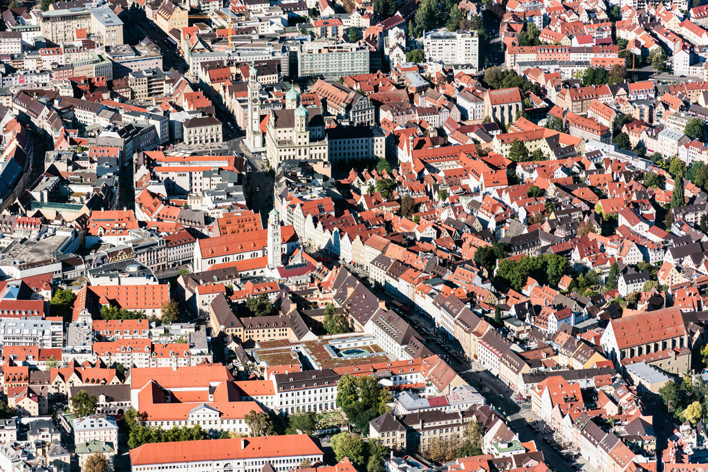 dr__0011094.jpg | AUGSBURG 27.09.2018 Stadtzentrum im Innenstadtbereich in Augsburg im Bundesland Bayern, Deutschland. // The city center in the downtown area in Augsburg in the state Bavaria, Germany. Foto: Daniel Reiter