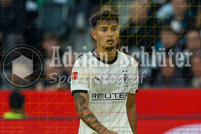Borussia Mönchengladbach vs Eintracht Frankfurt - Bundesliga  | Mönchengladbach, Deutschland, 27.09.25:   Jens Castrop (Borussia Mönchengladbach) schaut waehrend des Spiels der Bundesliga zwischen Borussia Mönchengladbach vs Eintracht Frankfurt im Stadion im Borussia Park(Foto von Brauer-Fotoagentur / Adrian Schlueter)
