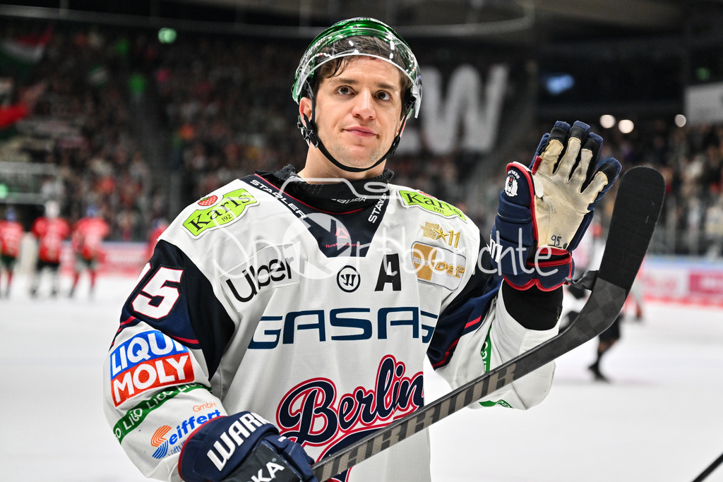 Augsburger Panther - Eisbären Berlin | AUGSBURG, GERMANY - 27. JANUARY: Die Spieler der Eisbären bedanken sich bei den mitgereisten Fans nach der Niederlage in Augsburg nach dem Match zwischen den Augsburger Panthern und den Fischtown Pinguins am 43. Spieltag der Penny DEL im Curt Frenzel Stadion  / Frederik TIFFELS (Eisbären Berlin 95)