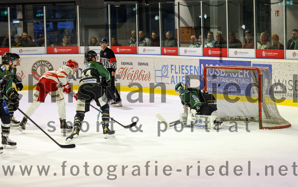 2023-03-19_076_TSV_Erding_gegen_TEV_Miesbach | Erding, Deutschland, 19.03.2023:
Eishockey, Bayernliga Playoffs 2022 / 2023, Halbfinale, TSV Erding gegen TEV Miesbach, Endergebnis: 

Bastian Cramer (Erding Gladiators, #34), Torwart Thomas Hingel (Erding Gladiators, #33)

Foto: Christian Riedel / fotografie-riedel.net