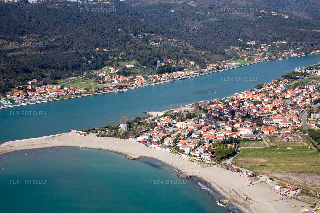 Vue aérienne: Vue de la ville à Marinella di Sarzana dans le département Ligurie, Italie. Photo: IMG_087134.jpg prise le 04/04/2016 par Werner Riehm/FLY-FOTO.eu – Résolution de l'original: 5472 x 3648 px