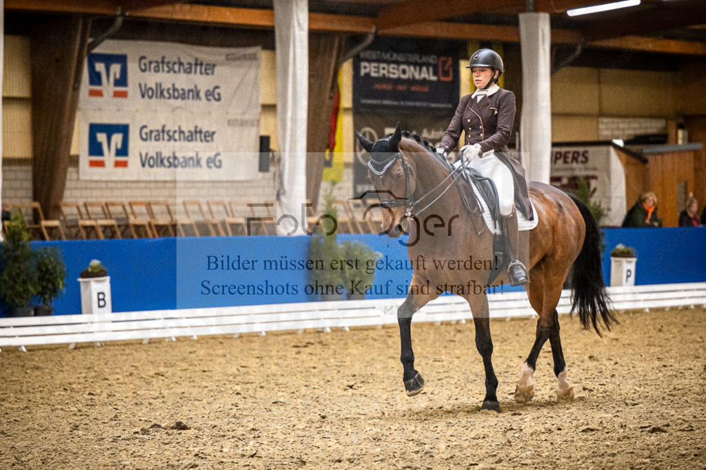 DOS_2600 | Entdecke hochwertige Reitturnierfotos von Foto Oger. Professionell, emotional und authentisch – jetzt Lieblingsmomente im Shop bestellen.Deutschlandweite Turnierfotografie. - Realisiert mit Pictrs.com