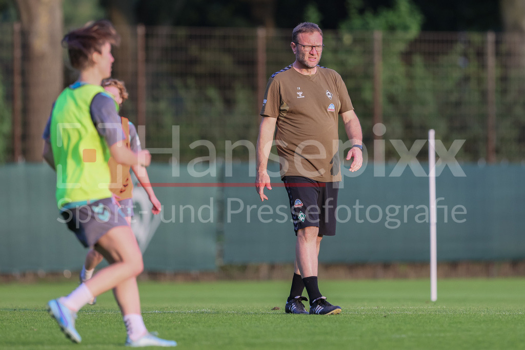 Fussball, Google Pixel Frauen-Bundesliga, Training SV Werder Bremen | v.li.: Thomas Horsch (Trainer, Cheftrainer, SV Werder Bremen) beobachtet eine Trainingsübung