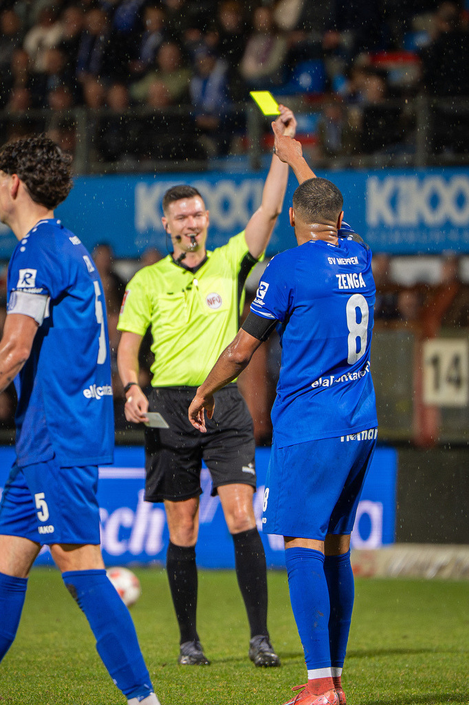 Fußball I Herren I Saison 2025-2026 I Regionalliga Nord I 24. Spieltag I SV Meppen - Hamburger SV II I 2090 | Gelb für Eric Zenga (8, SV Meppen) - Realisiert mit Pictrs.com