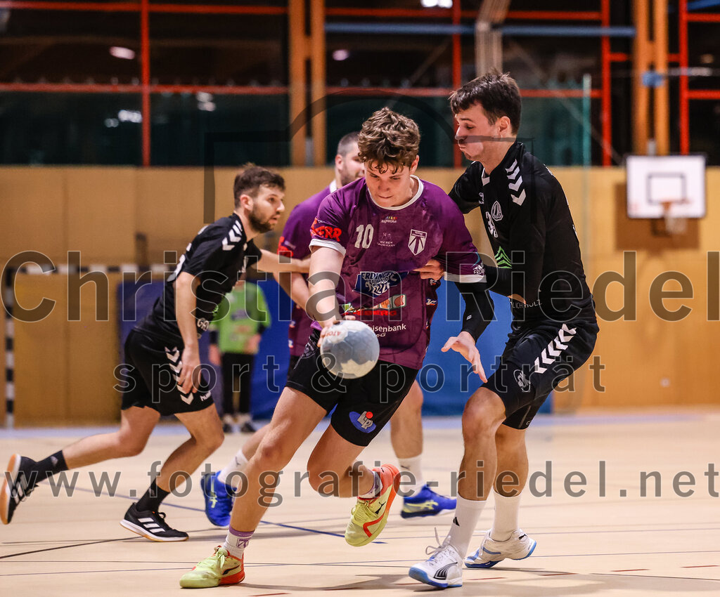 2024-11-09_053_SpVgg_Altenerding_gegen_TV_Altoetting | Erding, Deutschland, 09.11.2024:Handball, Bezirksoberliga Männer 2024 / 2025, 6. Spieltag, SpVgg Altenerding gegen TV Altötting, Endergebnis: 26:22Tim Steininger (SpVgg Altenerding, #10), Johannes Resch (TV Altötting, #39)Foto: Christian Riedel / fotografie-riedel.net