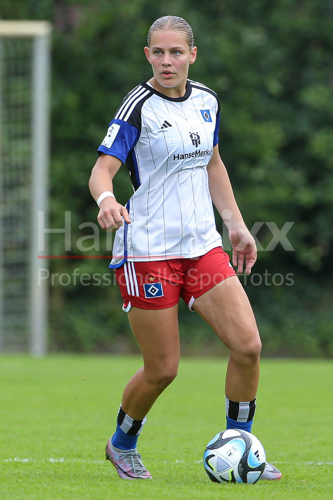 Fussball, 2. Frauen-Bundesliga, Hamburger SV - Borussia Möchengladbach | v.li.: Marlene Deyß (Hamburger SV, 3) Freisteller, Einzelbild, Ganzkörper, Aktion, Action, Spielszene, DIE DFB-RICHTLINIEN UNTERSAGEN JEGLICHE NUTZUNG VON FOTOS ALS SEQUENZBILDER UND/ODER VIDEOÄHNLICHE FOTOSTRECKEN. DFB REGULATIONS PROHIBIT ANY USE OF PHOTOGRAPHS AS IMAGE SEQUENCES AND/OR QUASI-VIDEO.