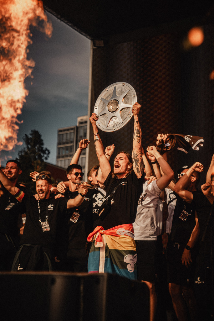 FCSP MEISTERFEIER-232 | Der offizielle Shop für FC St. Pauli Fotos. Wähle aus Spielszenen & Fanmomenten dein FCSP Wunschformat. Wir liefern Millerntor-Atmosphäre.