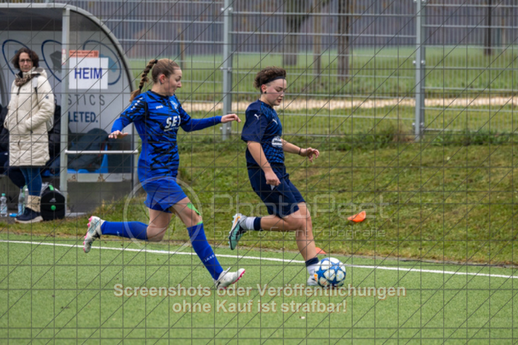 20251109_112211_0241 | #,TSV Eschenbach (blau) vs. ASV Eislingen (dunkelblau), Fussball, Frauen-Quali Bezirksliga - Bezirk Neckar/Fils, 08. Spieltag, Saison 2025/2026, Kunstrasenplatz, Schlater Straße, 73107 Eschenbach, 09.11.2025 - 11:00 Uhr,Foto: PhotoPeet-Sportfotografie/Peter Harich