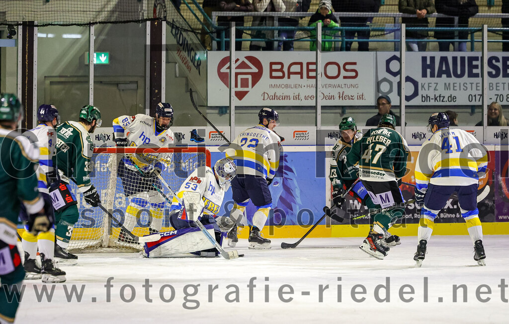 2025-12-05_094_TSV_Erding_gegen_Stuttgart_Rebels | Erding, Deutschland, 05.12.2025:Eishockey, Oberliga Süd 2025 / 2026, 23. Spieltag, TSV Erding gegen Stuttgart Rebels, Endergebnis: 5:6Marc Schmidpeter (Erding Gladiators, #33), Jannik Dornberger (Stuttgart Rebels, #85), Kimi Saffran (Stuttgart Rebels, #53), Wyatt Schingoethe (Stuttgart Rebels, #22), Lukas Gaus (Erding Gladiators, #23), Marco Pfleger (Erding Gladiators, #47), Jannik Herm (Stuttgart Rebels, #41)Foto: Christian Riedel / fotografie-riedel.net