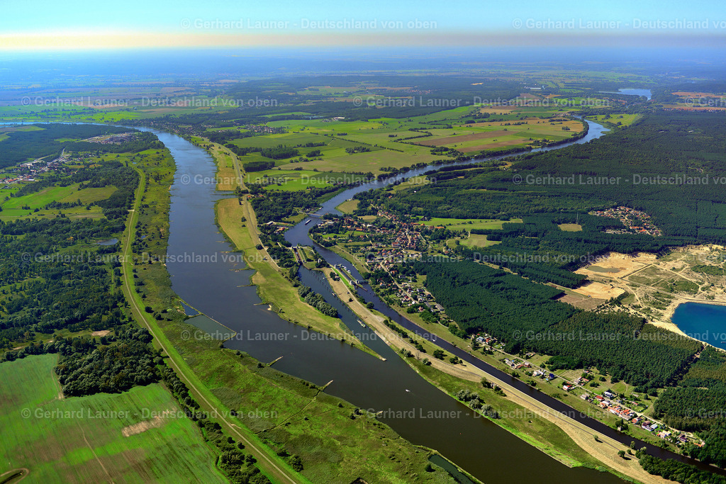 3637415 | Nationalpark Unteres Odertal bei HOHENSAATEN 25.08.2016 Grasflächen- Strukturen einer Wiesen- und Feld Landschaft in der Auen- Niederung am Ufer des Flußverlaufes der Oder in Hohensaaten im Bundesland Brandenburg, Deutschland // Grassland structures of a meadow and field landscape in the lowland on the banks of the river Oder in Hohensaaten in the state Brandenburg, Germany Foto: Gerhard Launer