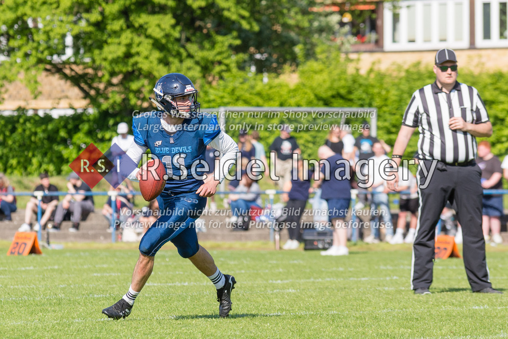 American Football, Saison 2023, Regionalliga Nord, Hamburg Blue Devils - Hamburg Pioneers, Dr.-Hermann-Schnell-Sportplatz (Hamburg), 13.05.2023, 1. Gameweek | Leif Plagge (#11, Blue Devils, QB)