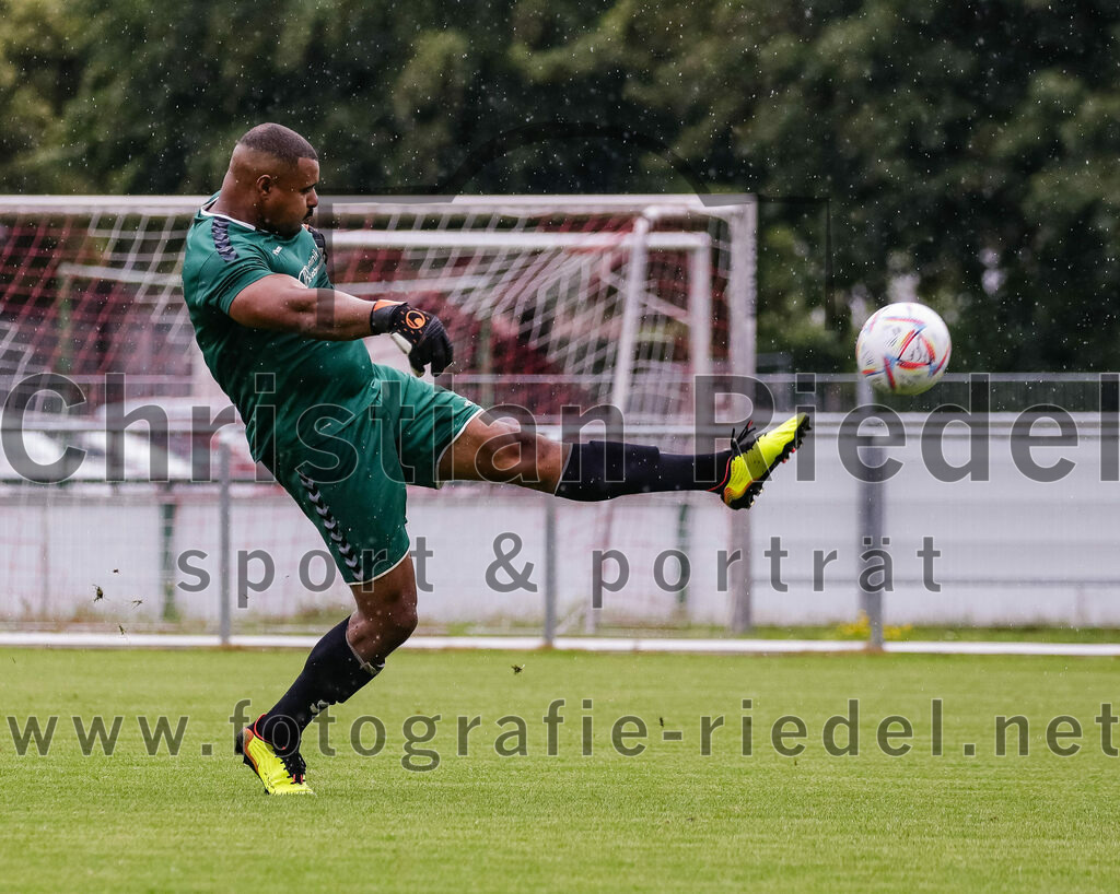 2023-07-29_080_FC_Finsing_gegen_SC_Kirchasch | Finsing, Deutschland, 29.07.2023:
Fußball, Kreisliga 2023 / 2024, 1. Spieltag, FC Finsing gegen SC Kirchasch, Endergebnis: 0:2

Torwart Sven Kouame (SC Kirchasch, #1)

Foto: Christian Riedel / fotografie-riedel.net