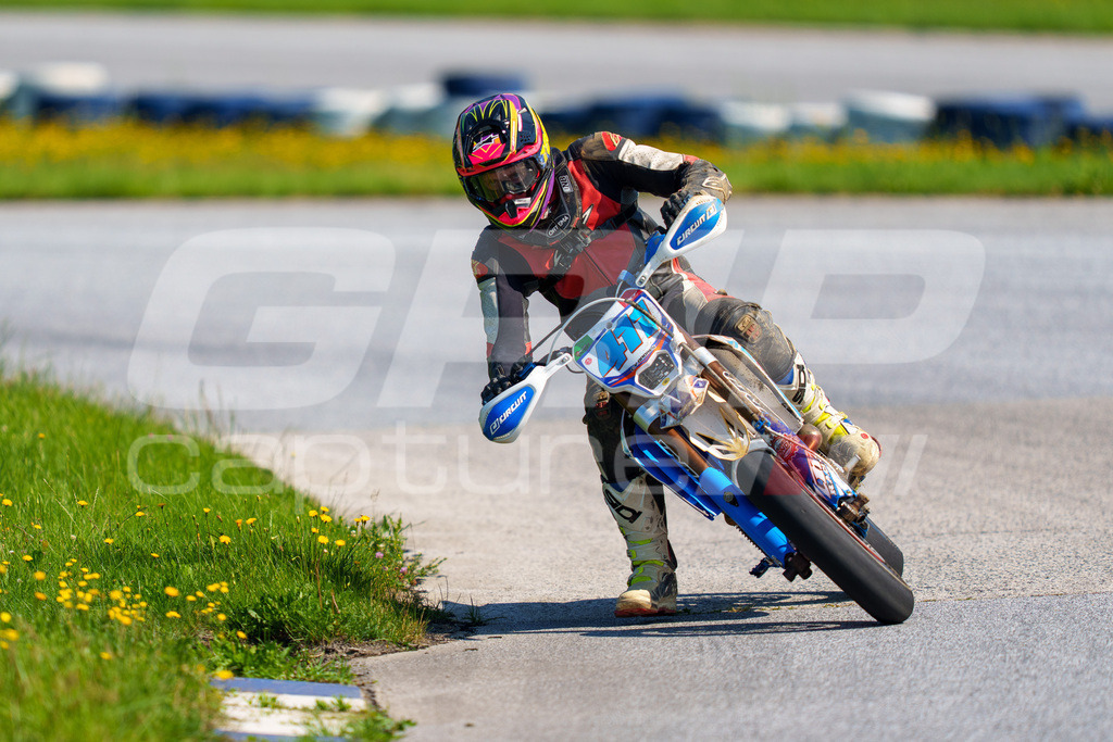 SuperMoto_Staatsmeisterschaft_Greinbach_289 | GRIPcapture steht für authentische Sportfotografie in Österreich – für Momente, die mehr sind als Geschwindigkeit oder Ergebnis. Es geht um Emotion, Spannung, Fokus und den Augenblick, der oft nur einen Wimpernschlag dauert.Ob Motorsport, Teamsport oder 