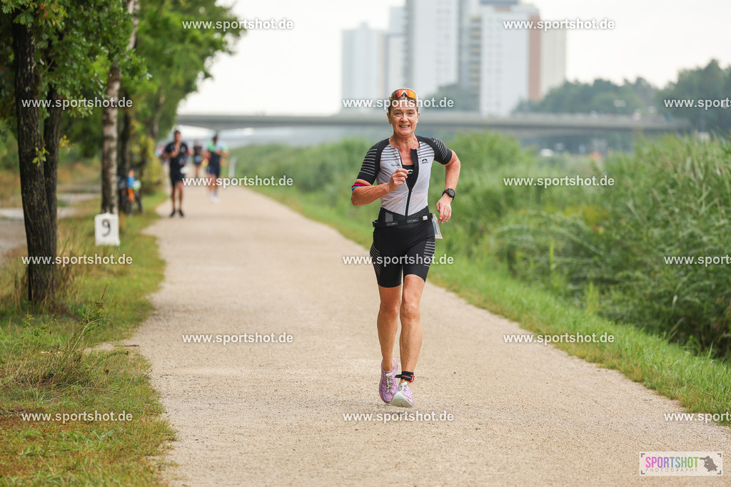 LUR_1882 | 34. M-net Erlanger Triathlon 2025 #erlangertriathlon  #mnettriathlon2025 #mnettriathlon #team #olympischedistanz #mitteldistanz #triathlon #maindonaukanal  #erlangertriathlon2025 #yourpictrs #tv1848 #tv1848erlangen  #triathlonbayern #sportinerlangen #demsportverbunden #sportshot_your_pictrs Copyright: www.sportshot.de