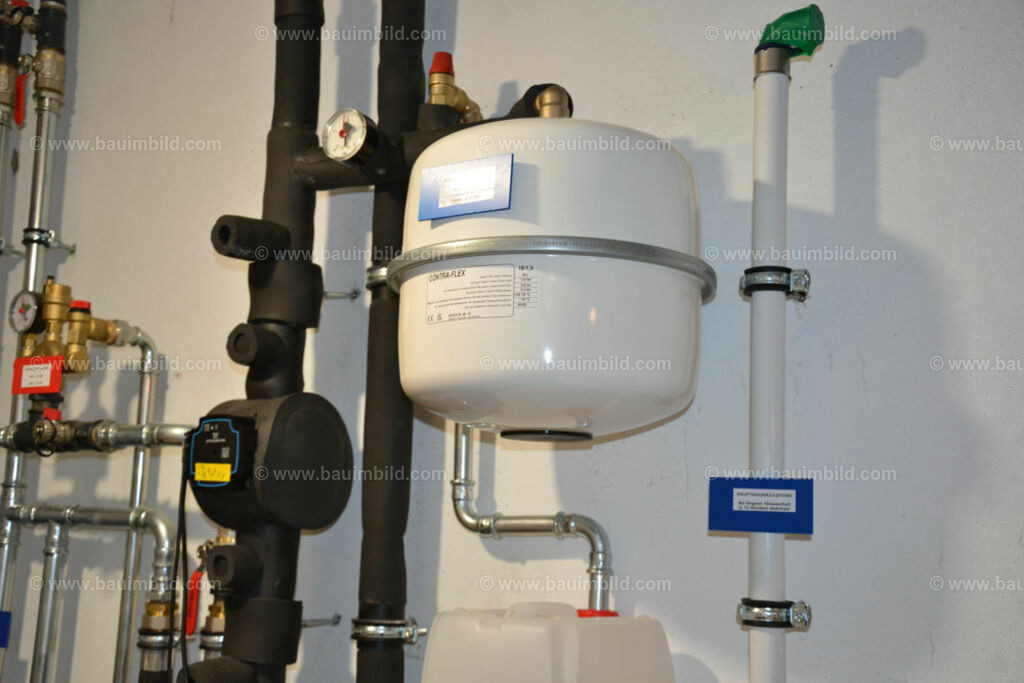 bib-lg16-heizung-0078 | Nach LV-Leistungsgruppen sortierte Detailfotos über den Bau eines Hauses. Alle Hausbau-Bilder direkt vom Urheber und Autor der Website Haus-Selber-Bauen.com