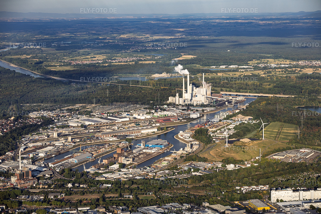 Luftbild: Rheinhäfen Karlsruhe und Deponie West (Energieberg) mit 2 Windkraftanlagen vor dem Dampfkraftwerk Karlsruhe aus Osten im Ortsteil Mühlburg in Karlsruhe im Bundesland Baden-Württemberg in Deutschland. – Foto: IMG_158391.jpg vom 06.08.2026 durch Werner Riehm/FLY-FOTO.de – Auflösung des Originals: 6000 x 4000 px – Rheinhäfen Karlsruhe