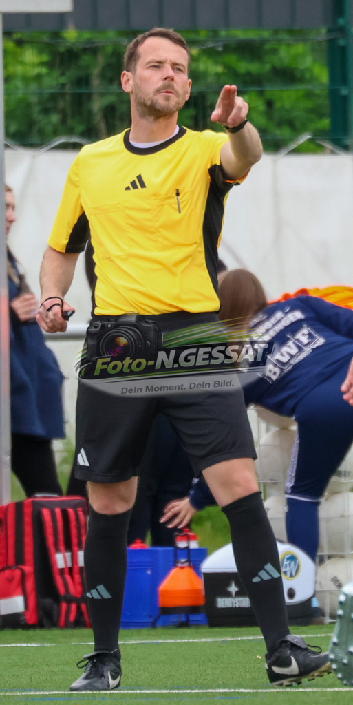 SV Enger-Westerenger - TuS Bruchmühlen | Auf dem Bild zu sehen: Schiedsrichter: Benedikt PaweltzikSV Enger-Westerenger, TuS Bruchmühlen, Saison 25/26, Kreisliga A, Enger, Deutschland - Realisiert mit Pictrs.com