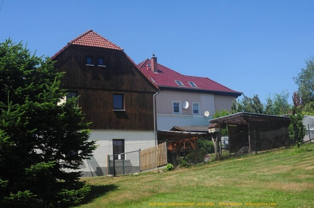 Geißmannsdorf-2026-Ortsbilder-358 | Geißmannsdorf bei Bischofswerda im Sommer 2026. Ein fotografischer Streifzug durch das Dorf Geißmannsdorf, mit Gebäuden, Straßen, Strohpuppen und geschmückten Vorgärten und Grundstücken anlässlich der 800-Jahr-Feier von Geißmannsdorf im Juni 2026 - Realisiert mit Pictrs.com