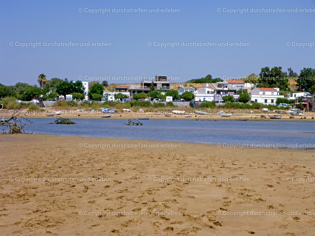 Blick auf Vila Nova de Cacela auf Rückweg von der Ilha de Cacela | Bei Ebbe kann man zu Fuß zur Ilha da Cacela gehen. Blick auf Vila Nova de Cacela abends auf dem  Rückweg von der Ilha de Cacela. - Realisiert mit Pictrs.com