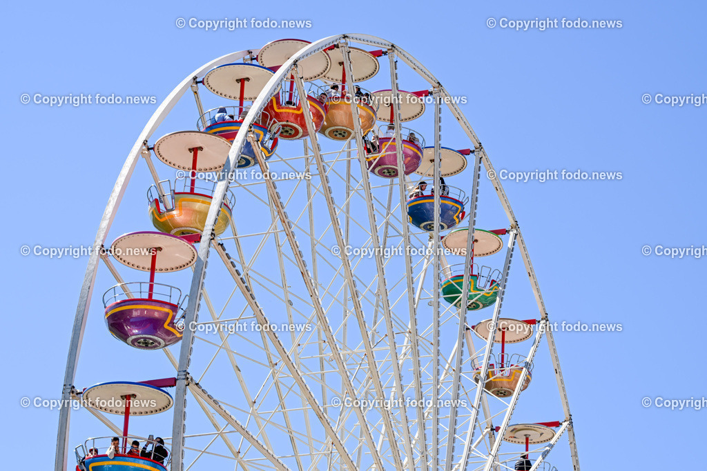 Urfahraner Jahrmarkt 2024_ Fruehjahr_ 27.04.2024-27 | 27.04.2024, Linz, AUT, Urfahraner Jahrmarkt 2024 Fruehjahr, im Bild Festakt, Bierzelt, Fahrgeschaeft, Ausstellung, Standler, Tradition, Riesenrad, Halle, Autodrom, Ringelspiel, Karrussel, Fahrgeschaefte, Breakdance, Menschen, Besucher, Suessigkeiten