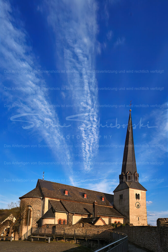 Der schiefe (Kirch)Turm von Kaisersesch | Die St. Pankratiuskirche von Kaisersesch vor einem wunderbar blauen Himmel - Realisiert mit Pictrs.com