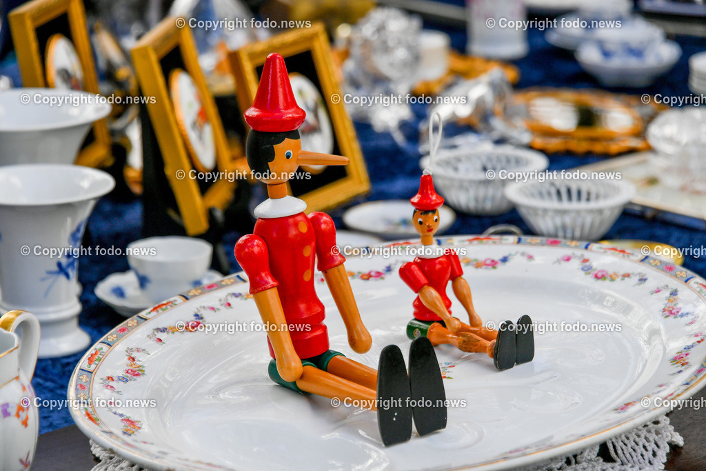 Deutschland_ Baden-Wuerttemberg_ Stuttgart_ 25.10.2025-41 | 25.10.2025, Deutschland, GER, Baden-Wuerttemberg, Stuttgart, im Bild Themenbild, Flohmarkt, Holzfigur, Pinocchio, Dekoration, Handwerk, Kunsthandwerk, Spielzeug, Vintage, Antiquitaeten, Porzellan, Geschirr, Tassen, Teller, Markt, Sammlerstueck, Nostalgie, Italien, Tradition, Kunst, Verkauf, Bunt, KulturStadtansichten, Feature, Symbolbild 