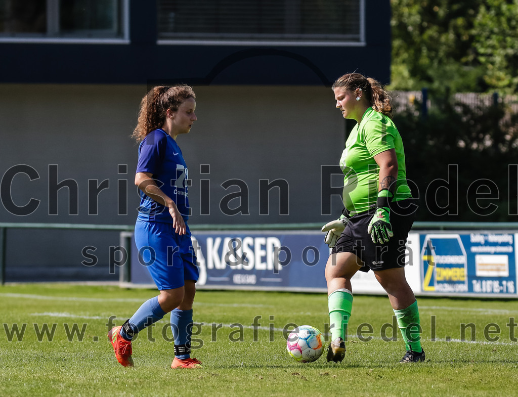 2023-09-09_019_FC_Langengeisling_gegen_TV_1864_Altoetting | Erding, Deutschland, 09.09.2023:
Fußball, Bezirksoberliga 2023 / 2024, 2. Spieltag, FC Langengeisling gegen TV 1864 Altötting, Endergebnis: 2:3

Monika Bichlmaier (FC Langengeisling, #4), Torwart Isabell Losleben (FC Langengeisling, #1)

Foto: Christian Riedel / fotografie-riedel.net